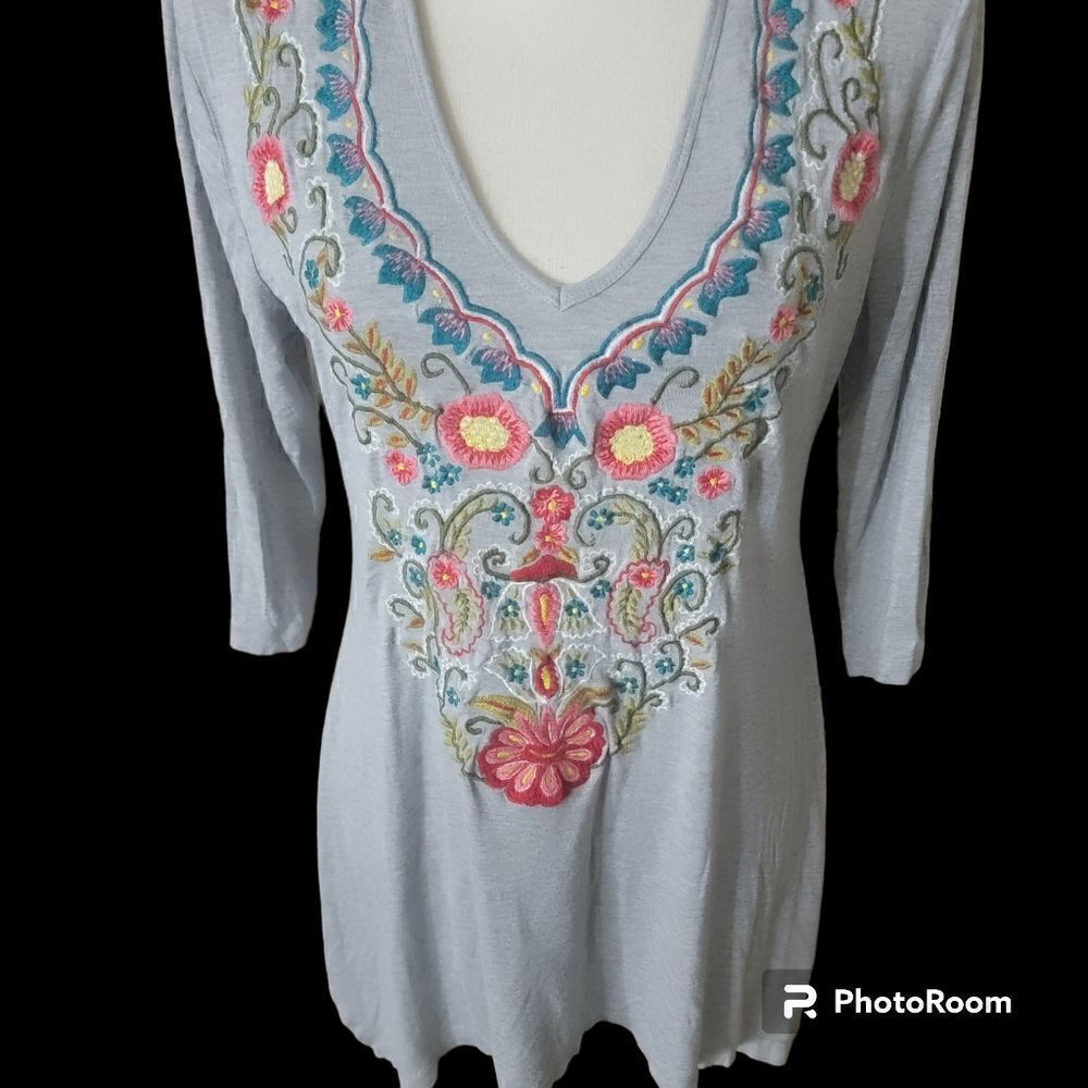 Soft Surroundings Embroidered Floral Deep V-Neck Asymmetrical. Size M. - Picture 4 of 10